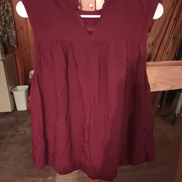 Maroon tank - Picture 4 of 5